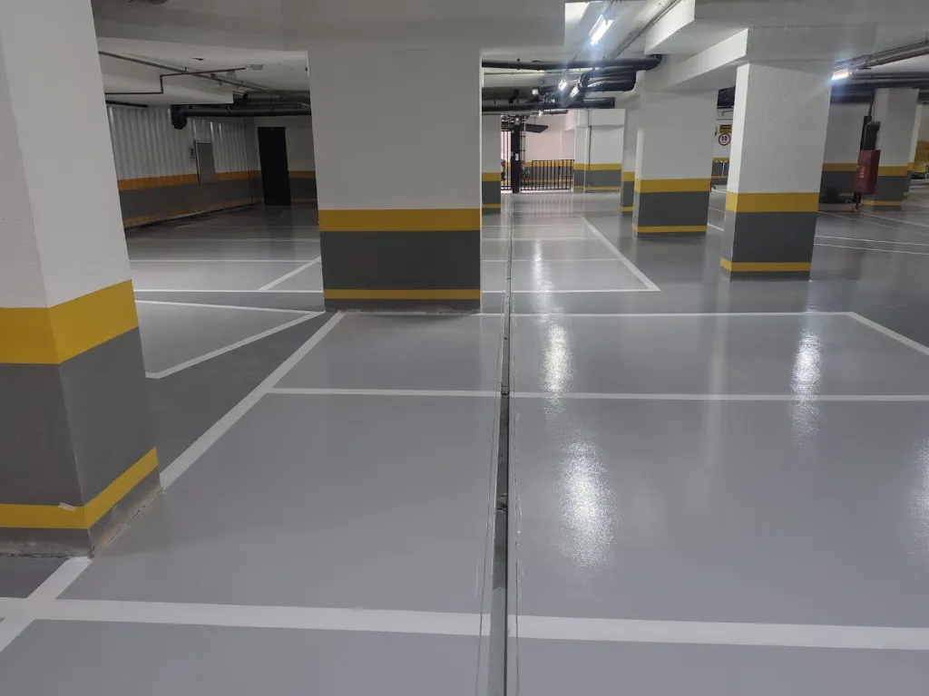 Garagem Residencial de Alto Padrão em Piso Epóxi