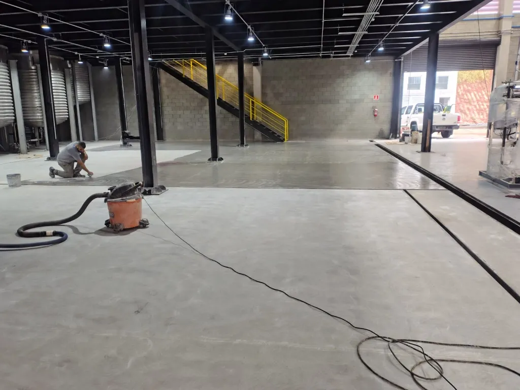 Aplicação de Piso Epóxi no Galpão Logístico Industrial